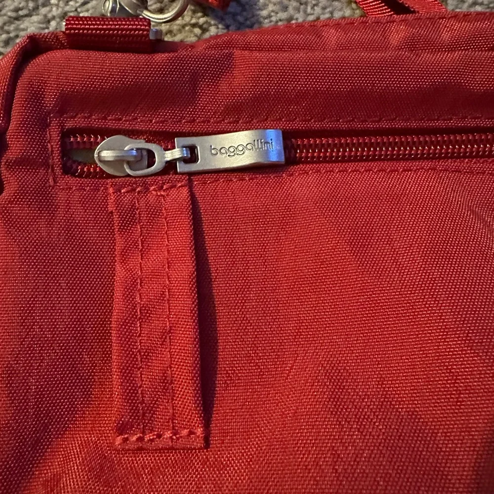 Baggallini triple zip bagg‎